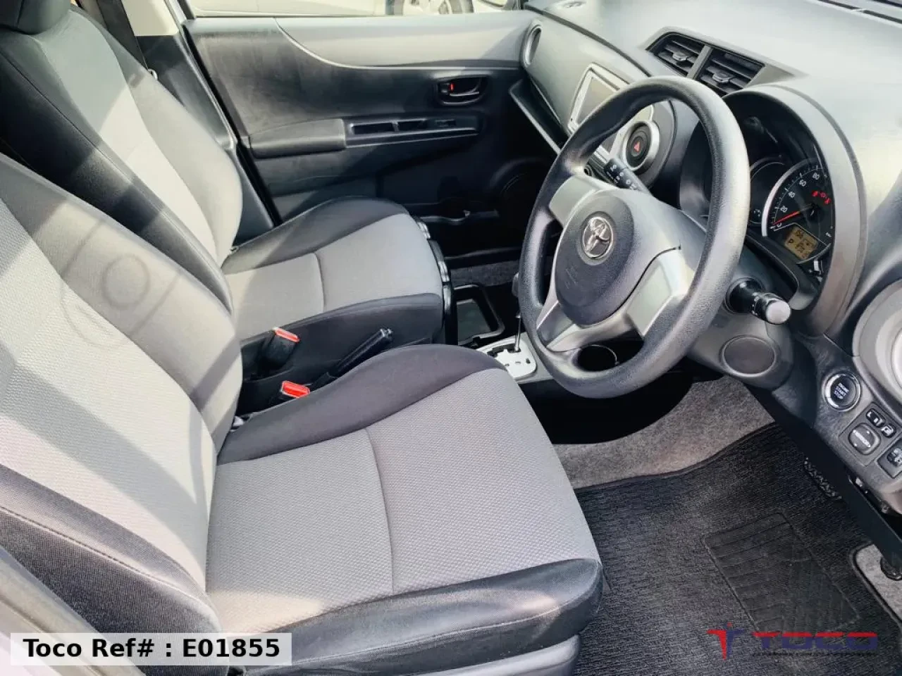 2012 TOYOTA VITZ — photo 11