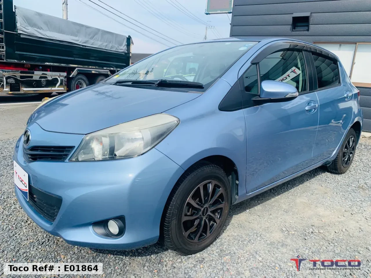 2011 TOYOTA VITZ — photo 2